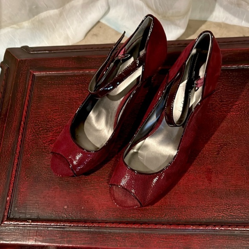 Karen Scott burgundy suede 3.5” pumps